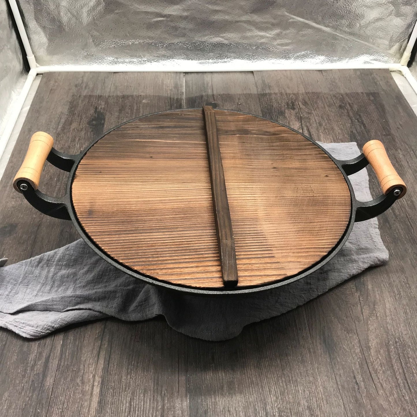 Le Jangsan getijzeren wok 36 cm op inductieplaat met groenten