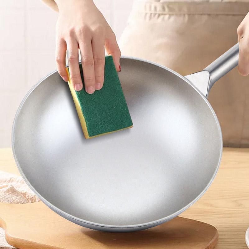 Le Paroka lichte rvs wok binnenkant met gladde stalen afwerking