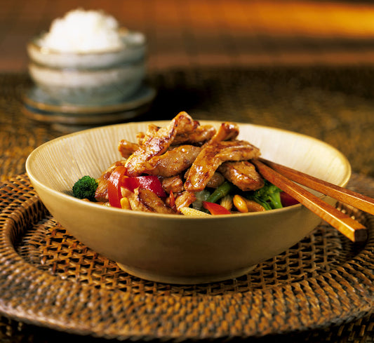 Hunan-varkensvlees met geblakerde rode pepers en gefermenteerde zwarte bonen uit de wok