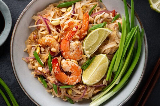 Pad Thai met garnalen, taugé en pinda's in een wok