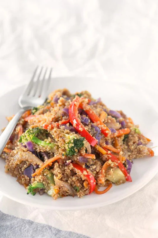Veganistische Sichuan-roerbak met paprika, courgette, taugé en Chinese kool in een wok