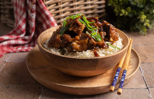 Chinees gestoofd rundvlees met daikon in een wok