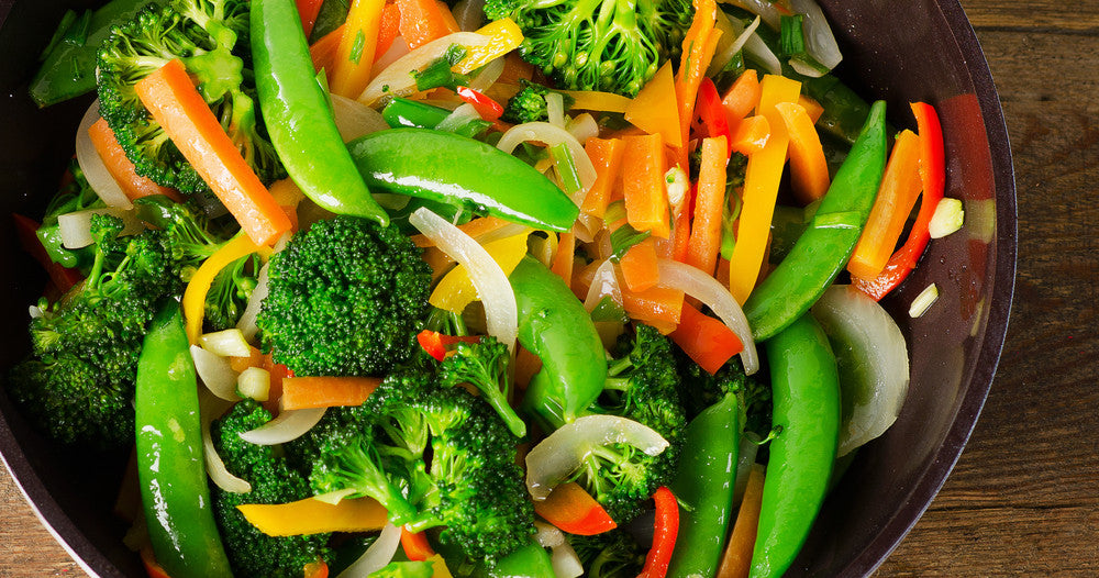 Sichuan sperziebonen droog geroosterd in een wok met gedroogde chilipepers, Sichuanpeper en gehakt