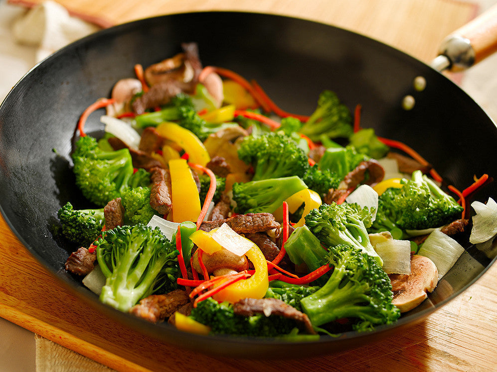 Vegan broccoli-wok met geroosterde cashewnoten en sesamzaad in een wok