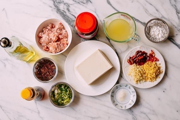 Vegetarische mapo tofu met zijdetofu en chiliolie in een gietijzeren wok