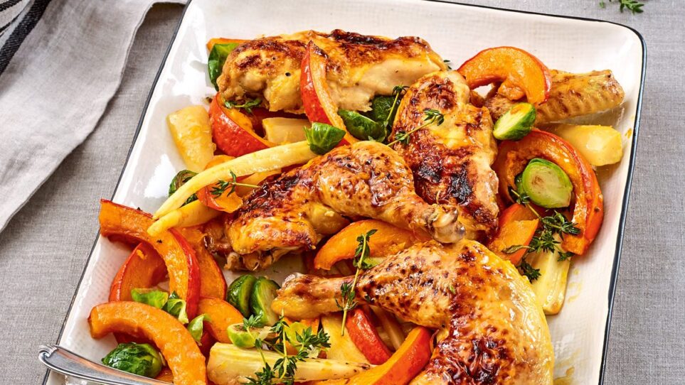 Pittige kip met bamboescheuten en sacha-saus geroerbakt in een wok