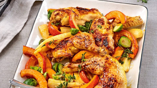Pittige kip met bamboescheuten en sacha-saus geroerbakt in een wok