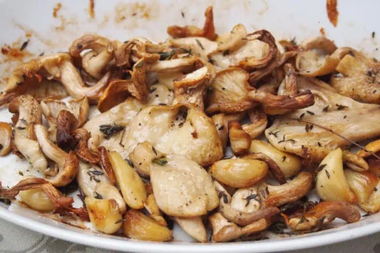 Vegan wokgerecht met koningsoesterzwammen in knoflooksaus, geserveerd in een wok