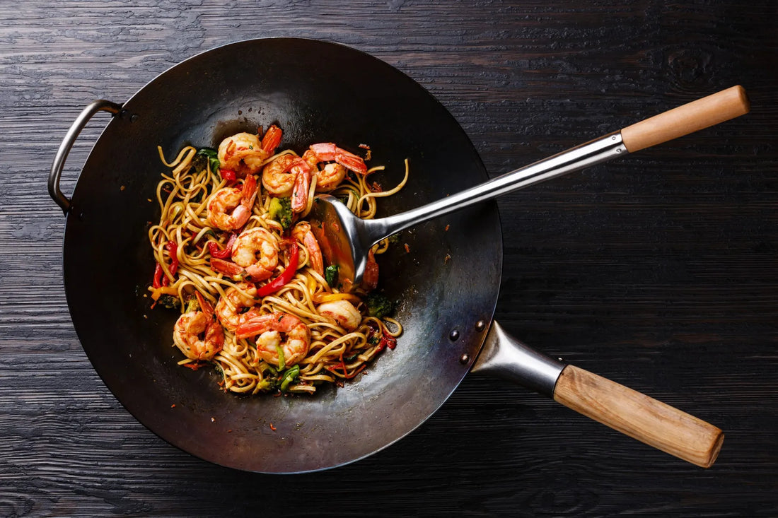 Pad Thai met garnalen en rijstnoedels in een wok