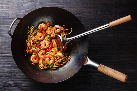 Pad Thai met garnalen en rijstnoedels in een wok