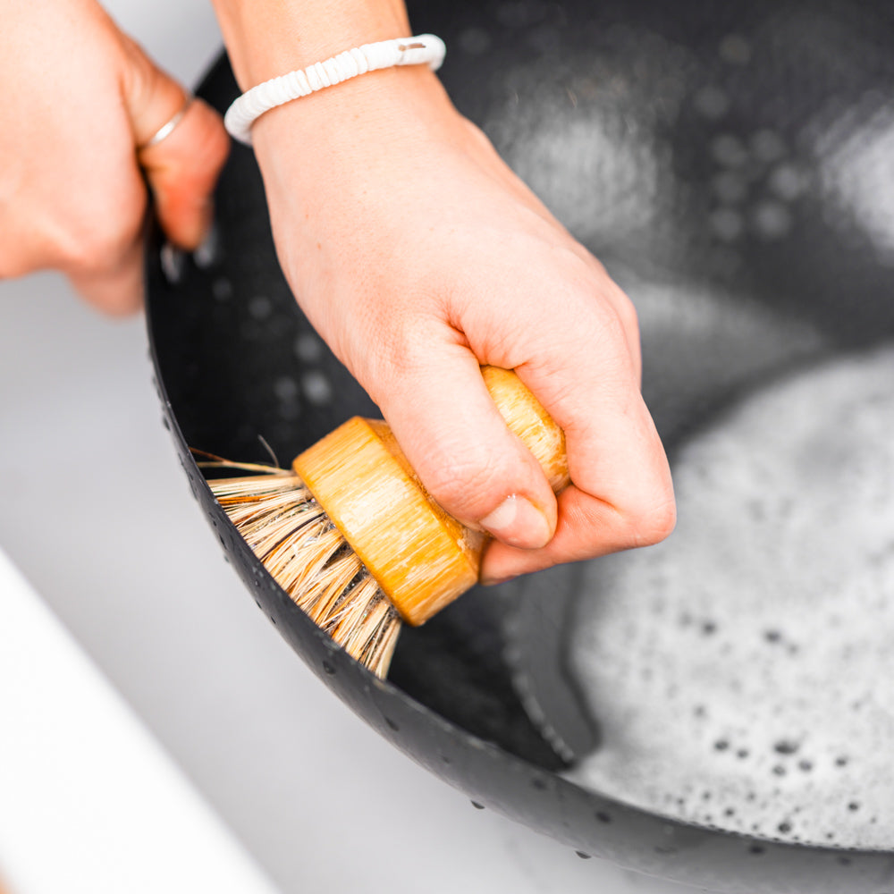 Le Bradi bamboe pan borstel met stevige steel, detailopname handvat