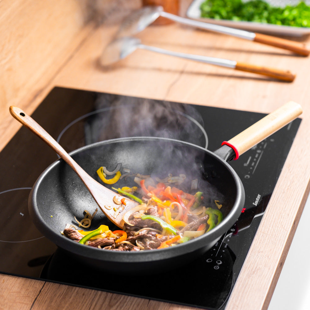 Le Amagi koolstofstaal wok met antikleeflaag – vooraanzicht glanzend oppervlak