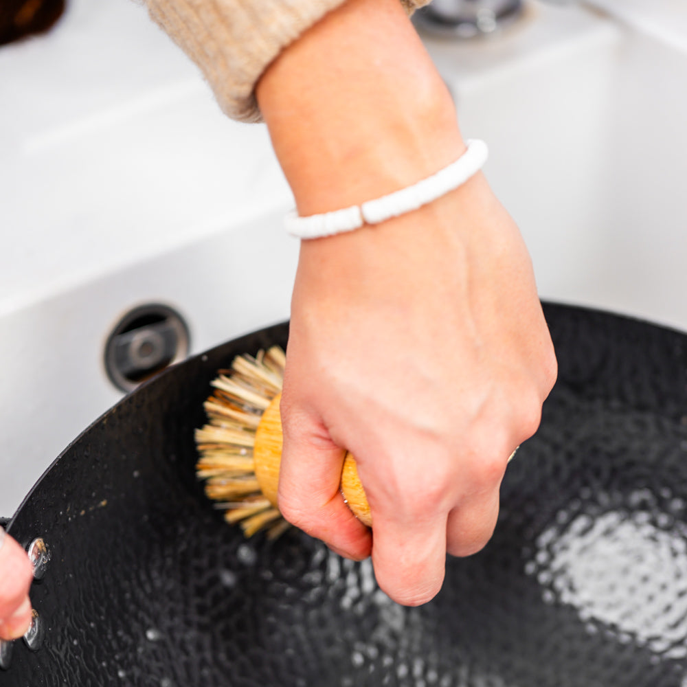 Le Bradi bamboe pan borstel in gebruik bij het reinigen van een wok
