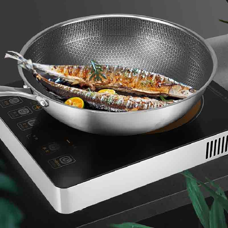 Le Dojuka rvs wok inductie verhit op inductiekookplaat