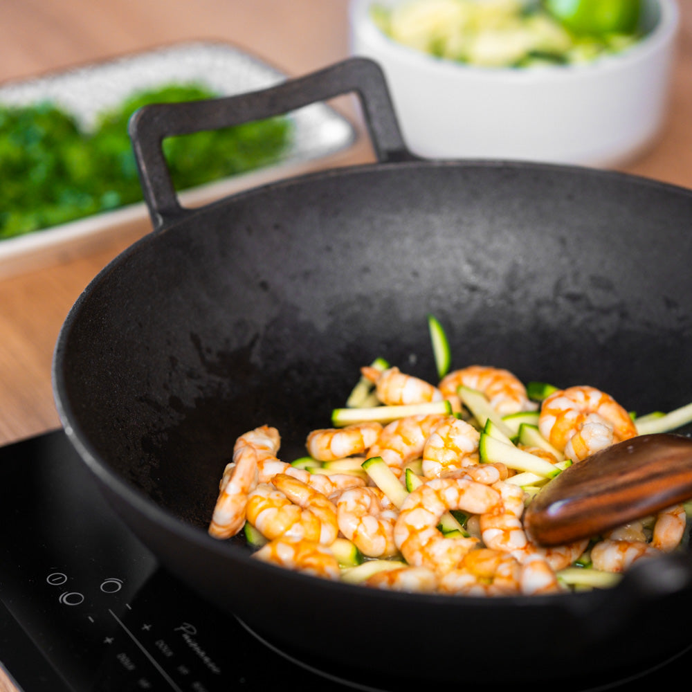 Le Tekari gietijzeren wok zonder steel met verpakking en inhoud
