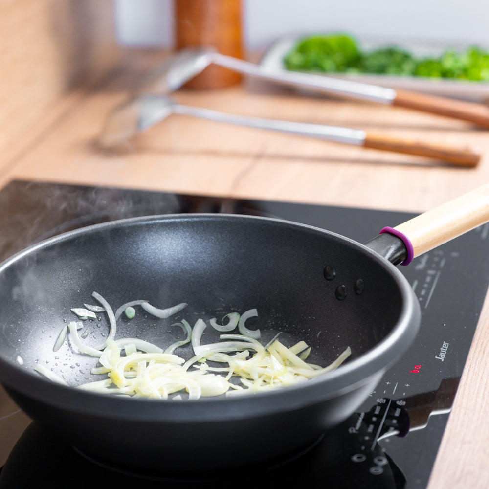 Le Amagi koolstofstaal wok met antikleeflaag in gebruik op gasfornuis