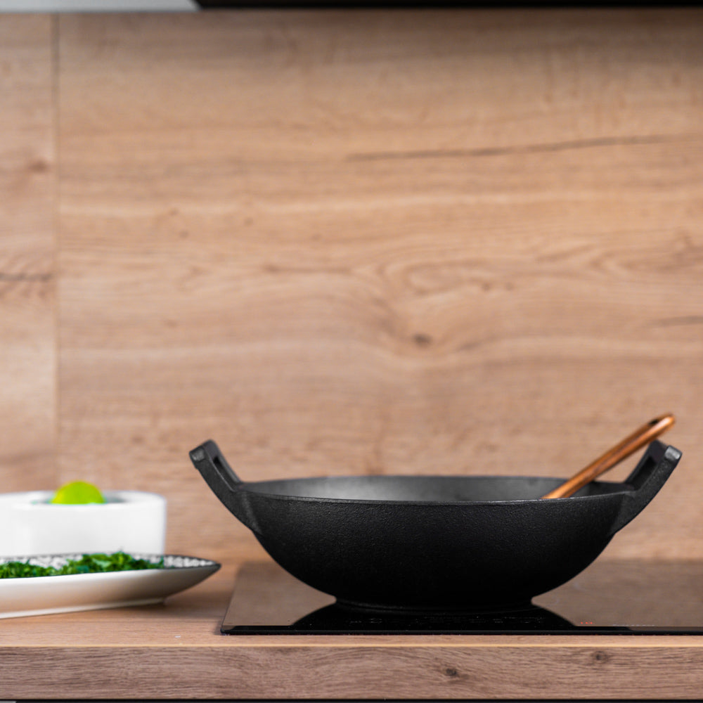 Le Tekari gietijzeren wok zonder steel detailopname van het gietijzer