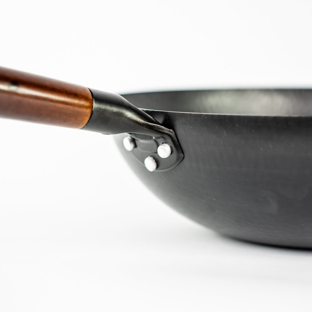 Le Shirane koolstofstaal wok houten deksel bovenaanzicht binnenste