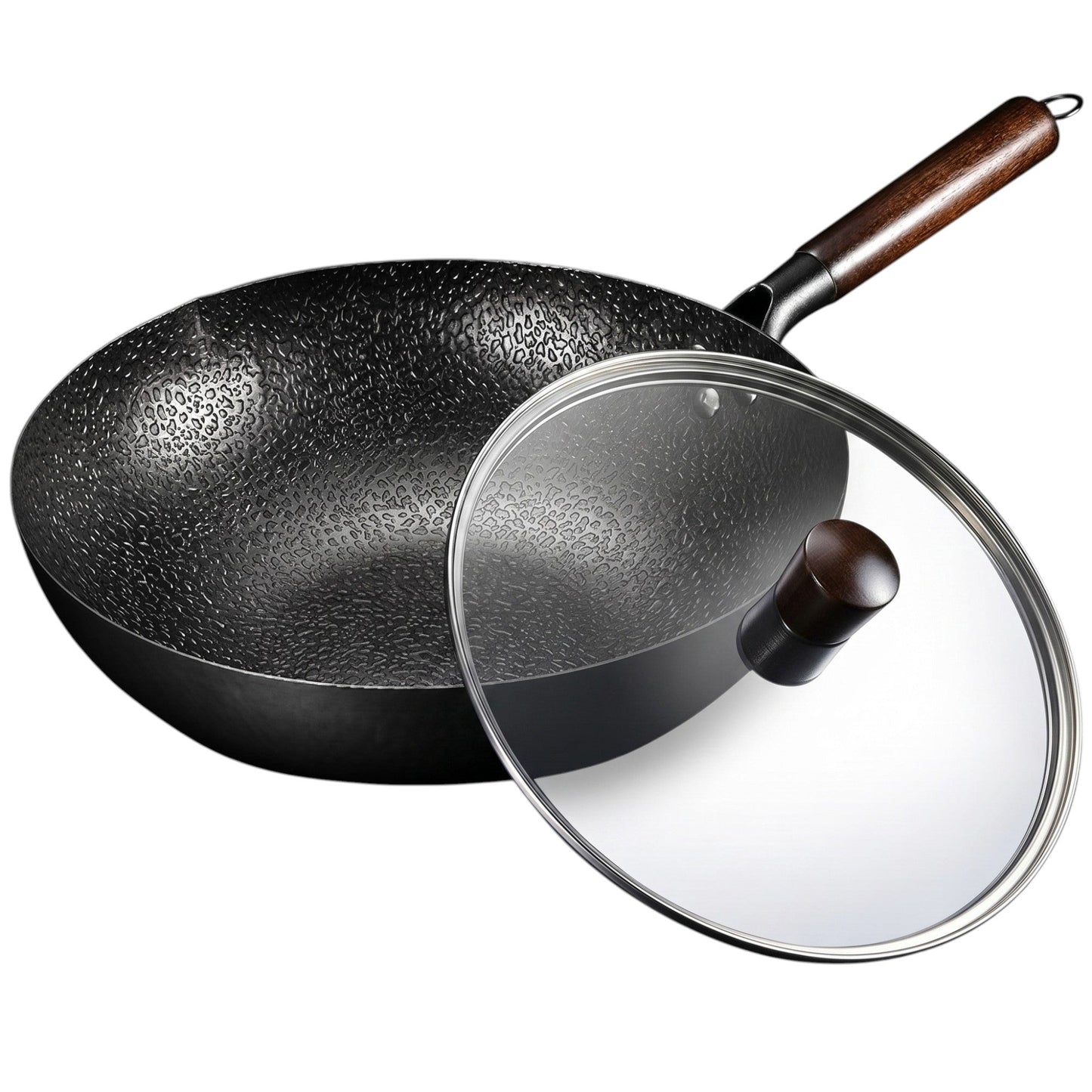 Le Haku koolstofstaal wok 32 cm op inductieplaat tijdens het roerbakken