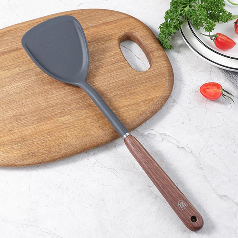Le Hisato siliconen wok spatels set 3-delig naast wok in keukensetting
