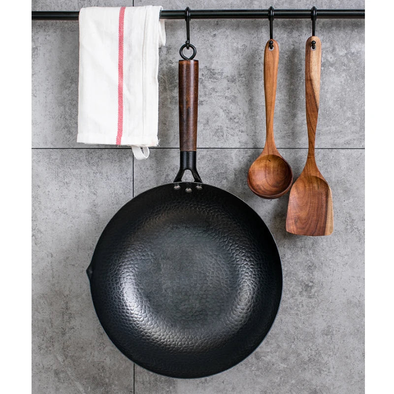 Le Shirane wok 32 cm inductie in gebruik op inductiekookplaat