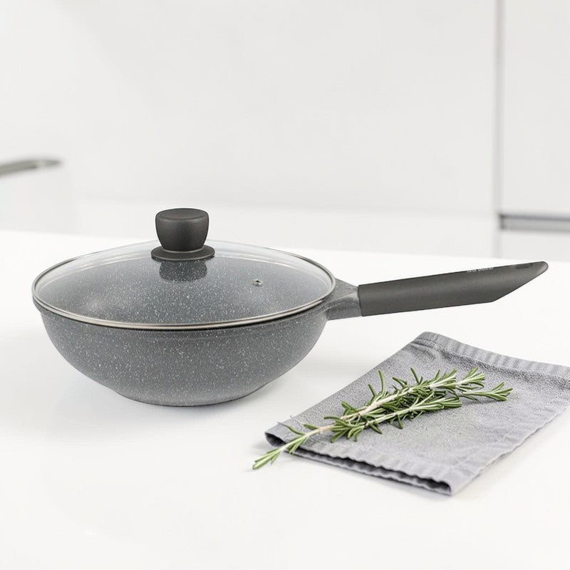 Le Misari deksel en handvat van de inductiewok in detailclose-up
