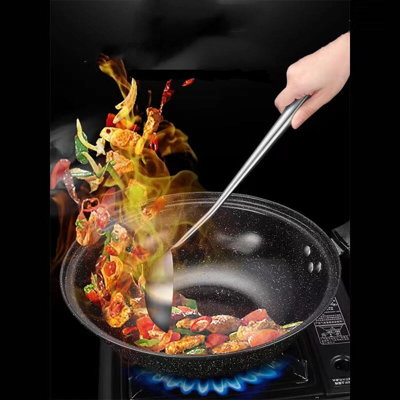 Le Yasumi chinees wok gereedschap in gebruik boven gloeiende wokbrander