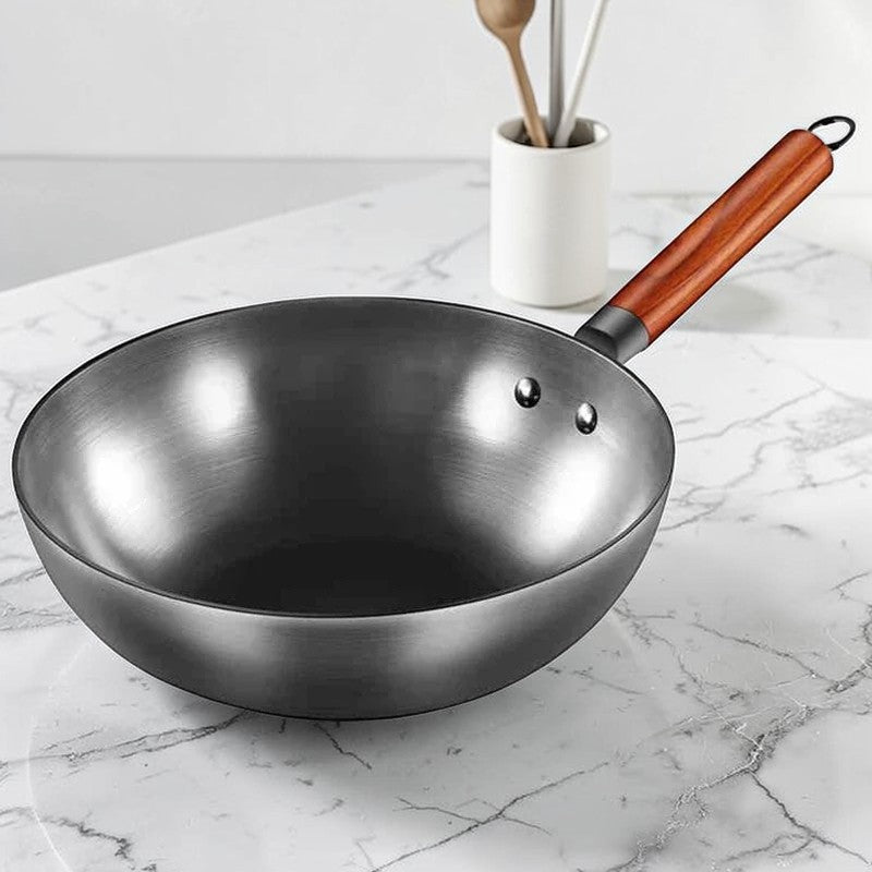 Le Rinaki smeedijzeren wok inductie op inductiekookplaat tijdens gebruik