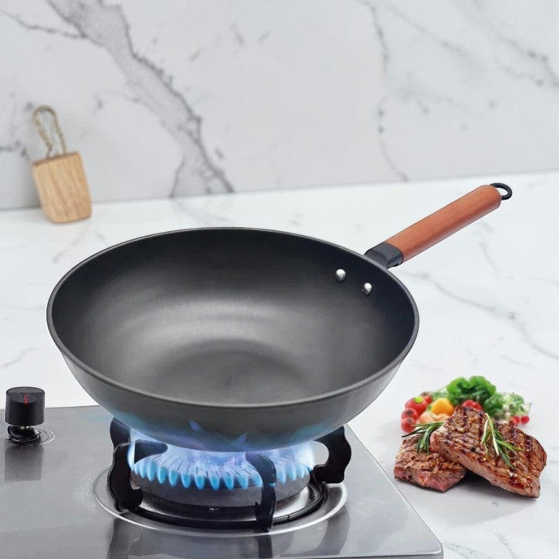 Le Rinaki smeedijzeren wok inductie roerbakken op hoog vuur in gebruik