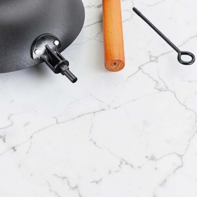 Le Rinaki smeedijzeren wok inductie bodem close-up inductiecompatibel
