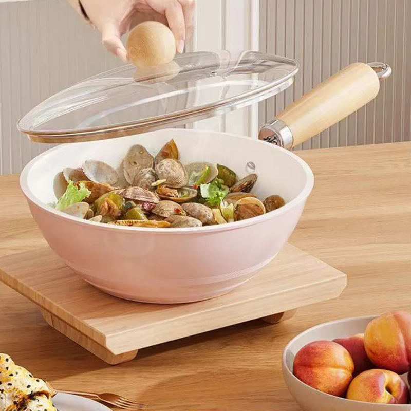 Le Tehana wok met keramische coating antiaanbaklaag close-up detail