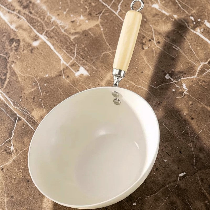 Le Tehana wok met keramische coating verpakking en meegeleverde accessoires