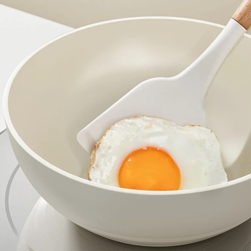 Le Tehana aluminium keramische coating wok zijaanzicht ergonomisch handvat
