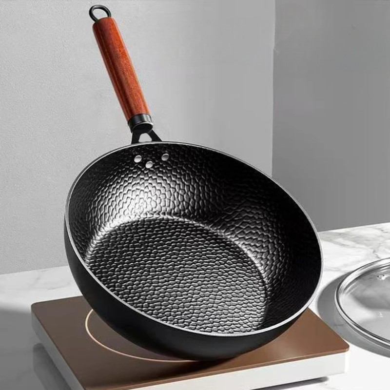 Le Mokira gehamerde wok inductie op inductiekookplaat in gebruik