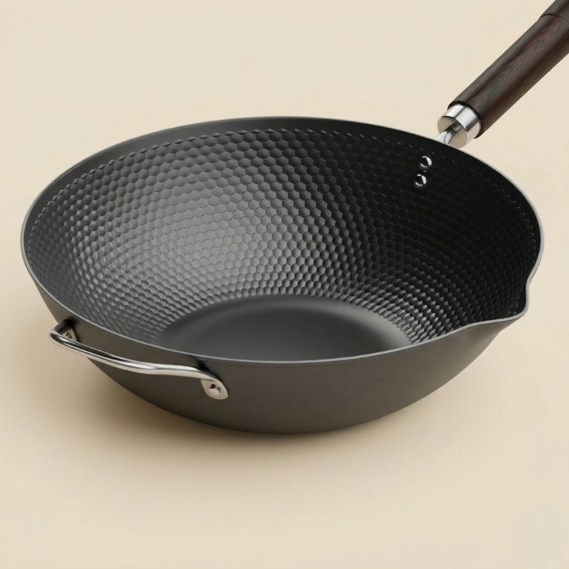 Le Sayumi detailopname handvat van de wok zonder inbranden