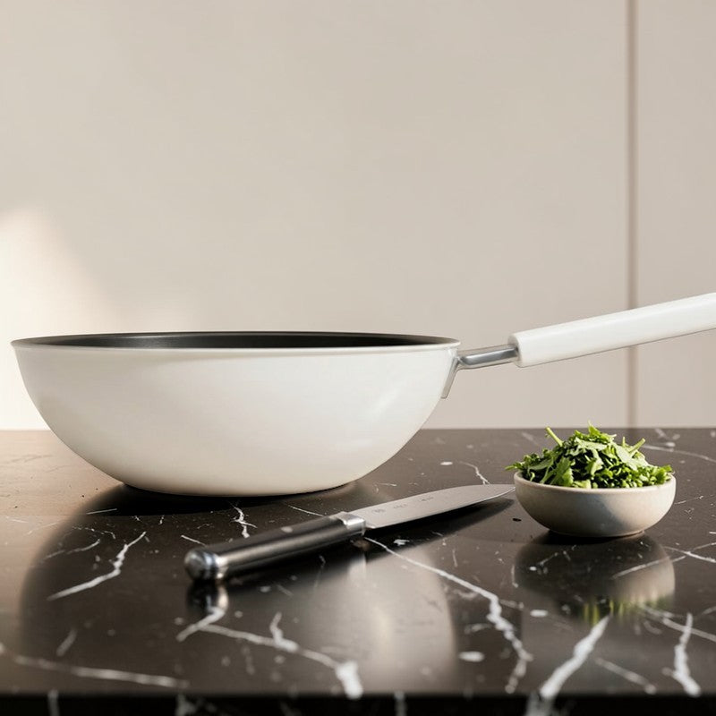 Le Rinoka keramische wok met glazen deksel op kookplaat in gebruik