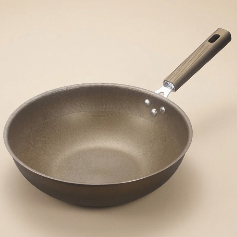Le Hinoka wok titaan zonder pfas verhitten op inductieplaat