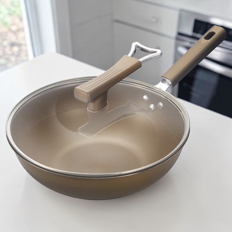 Le Hinoka titanium coating wok zonder pfas handvat detail