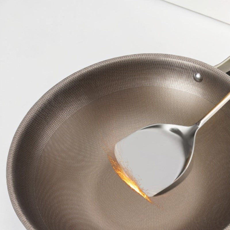Le Hinoka wok titaan zonder pfas ergonomisch handgreep detail