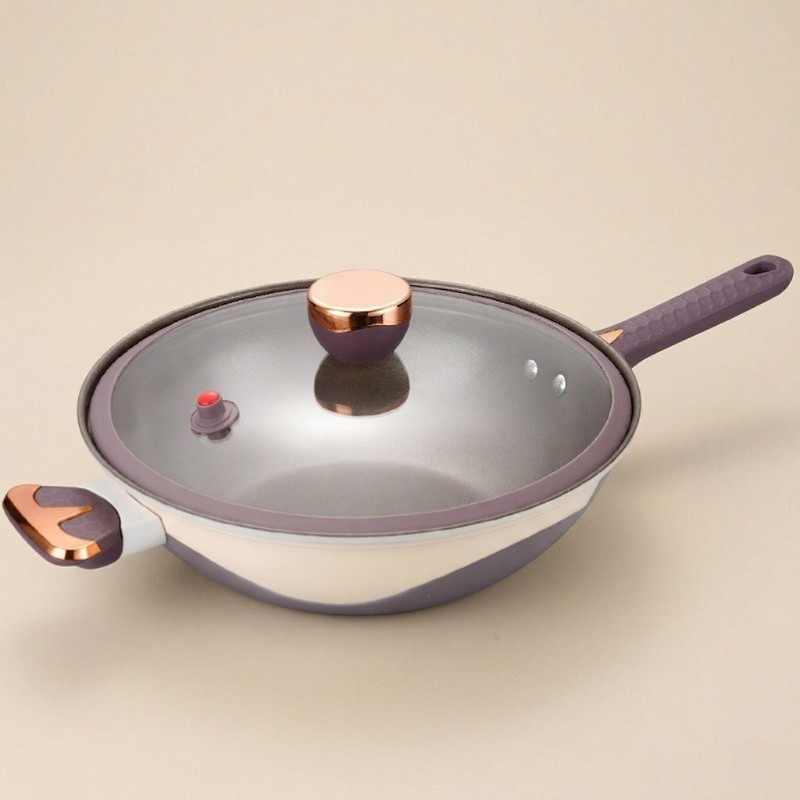Le Kasuna wok pan met deksel dampend gerecht op gasfornuis