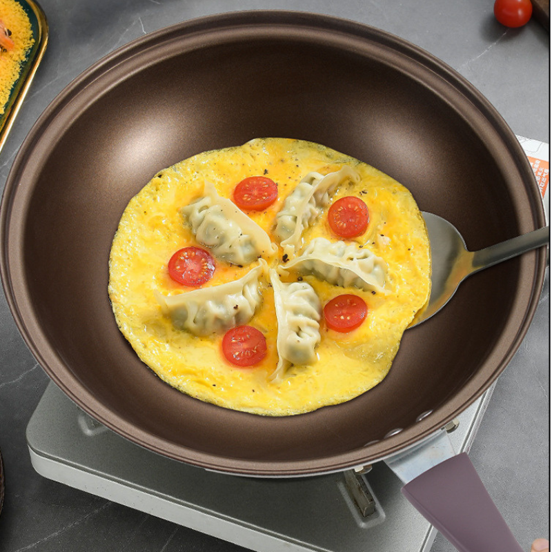 Le Kasuna wok pan met deksel ergonomisch handvat zijaanzicht