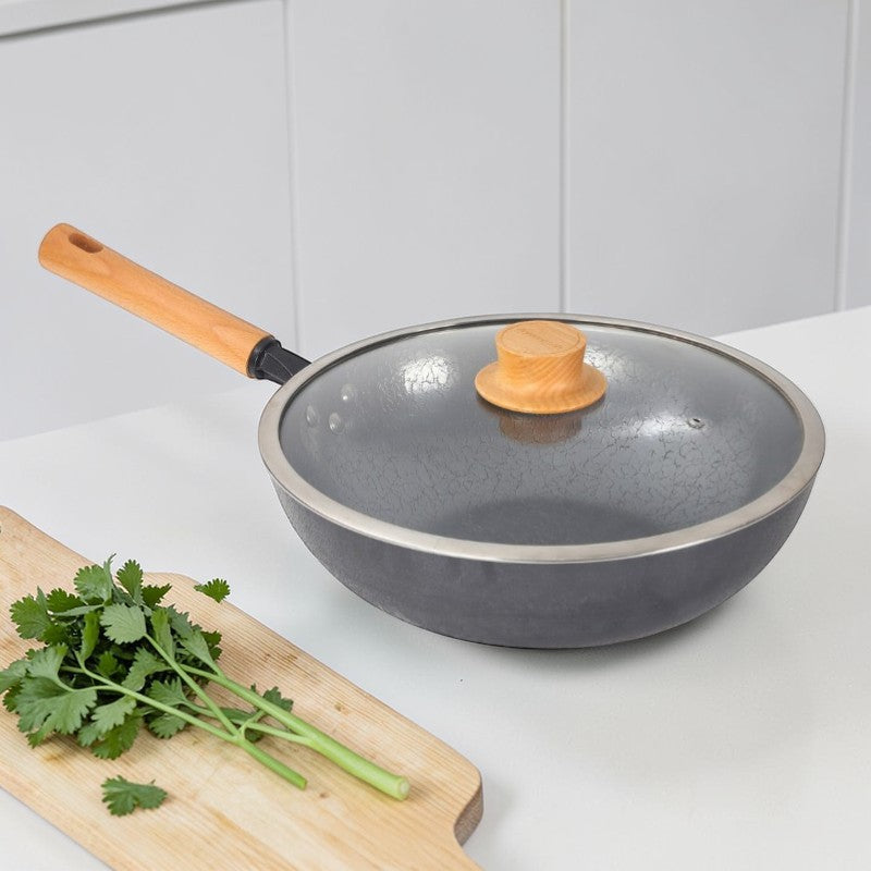 Le Kuroha koolstofstaal wok inductie op inductiekookplaat in gebruik