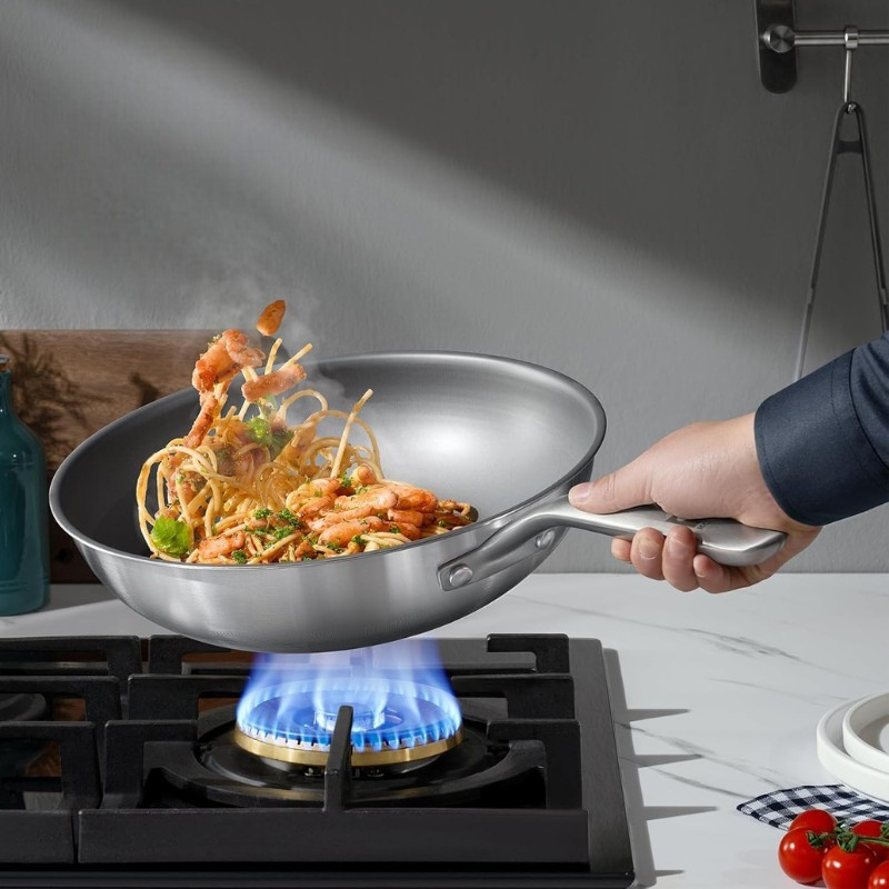 Le Tsumio rvs titanium wok roerbakken garnalen in actie