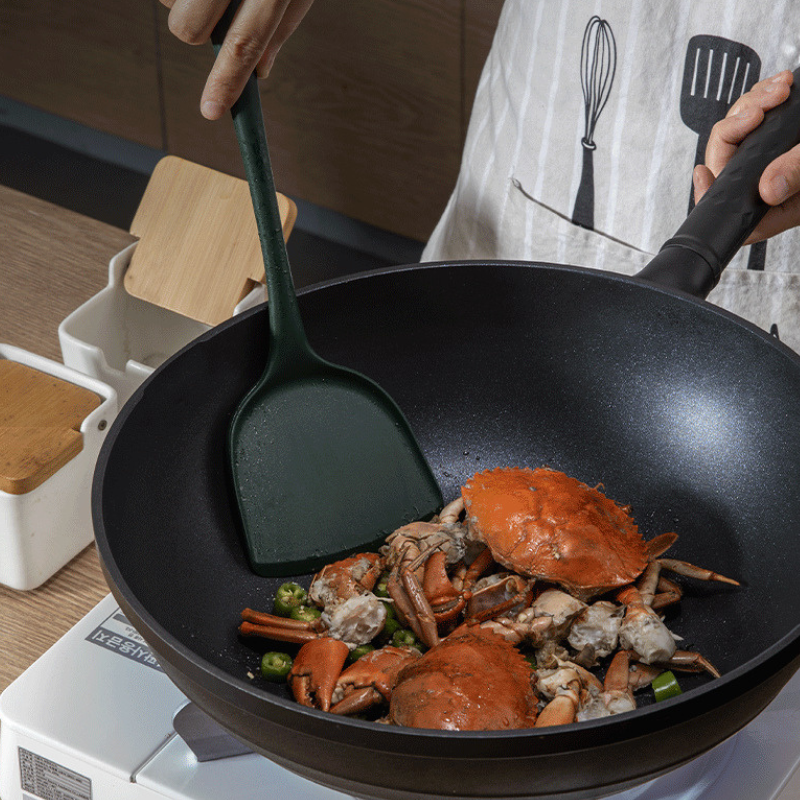 Le Takino zwart aluminium wok met deksel zijaanzicht profiel
