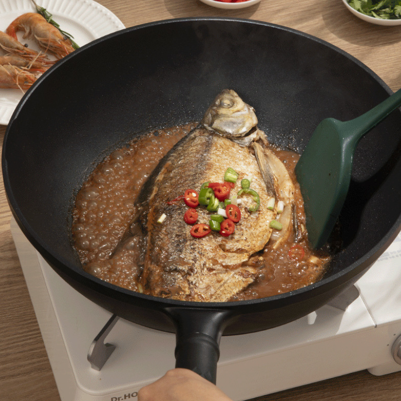 Le Takino zwart aluminium wok met deksel bodem inductiegeschikt