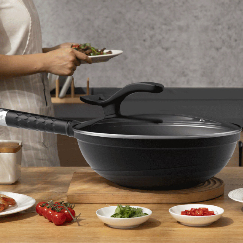 Le Takino zwart aluminium wok met deksel maten overzicht