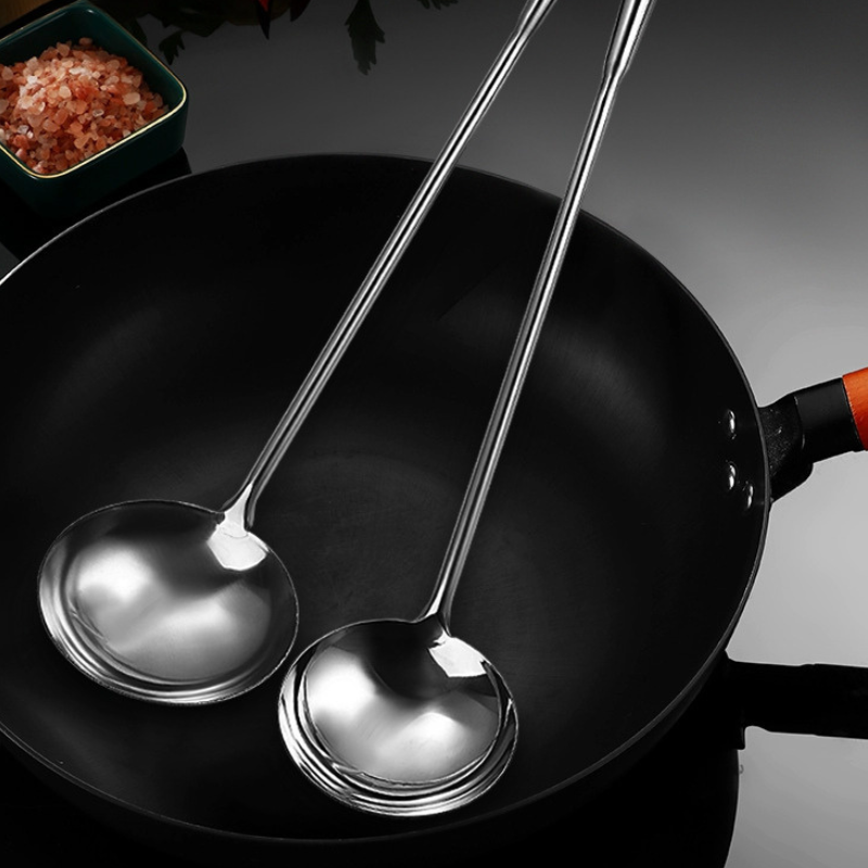 Le Nokari woklepel lange steel naast bijpassende wok accessoires