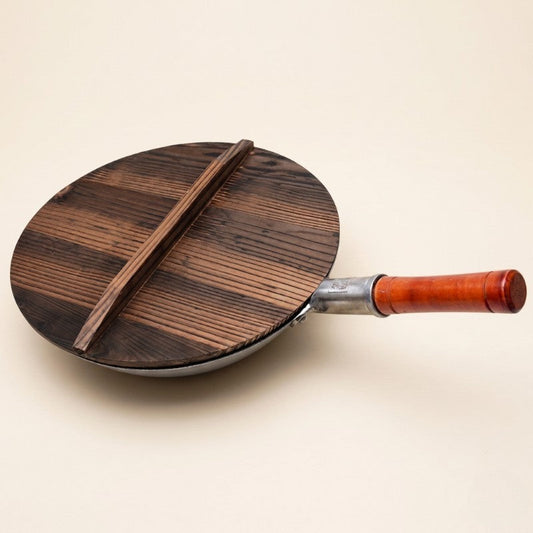 Le Nasu gesmeed smeedijzeren wok vooraanzicht met klassiek silhouet