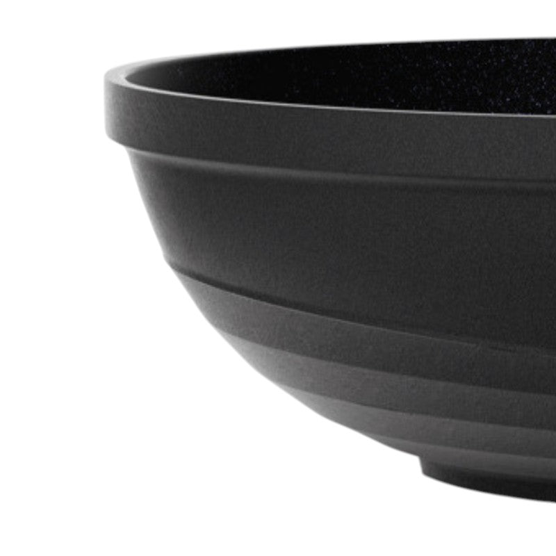 Le Takino zwart aluminium wok met deksel complete set uitgestald