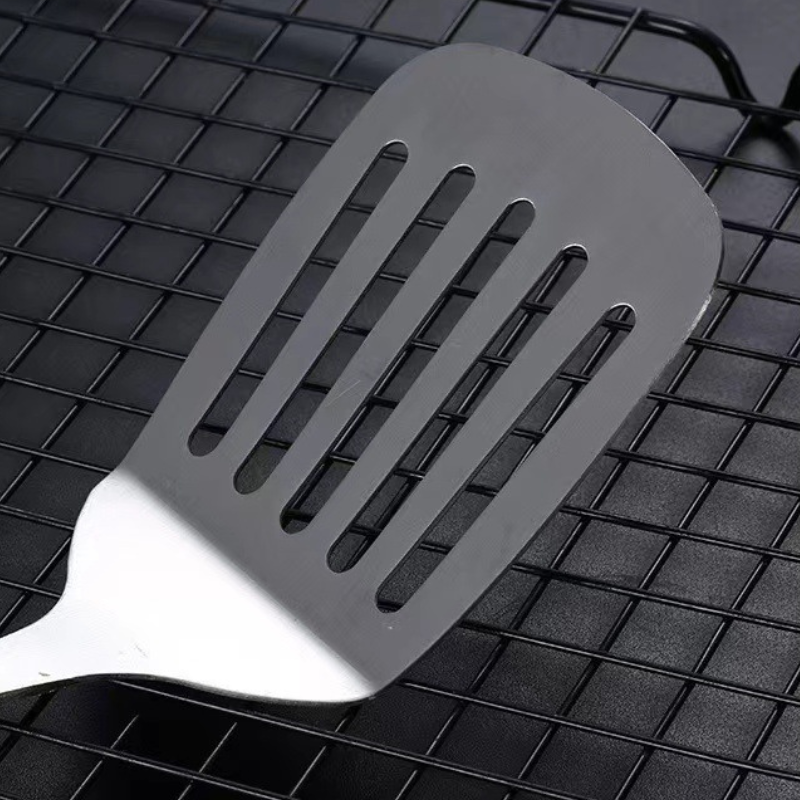 Le Yamiro rvs wok gereedschap set maatvergelijking naast wokpan